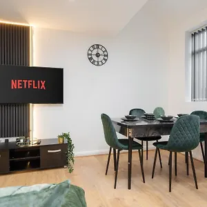 apt-sophisticated-stylish-flat-near-airport-sleeps-9.hotelsin-chester.com/